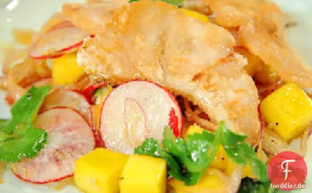 Knuspriger Fischsalat mit roten Zwiebeln, Mango und Soja-Limetten-Vinaigrette