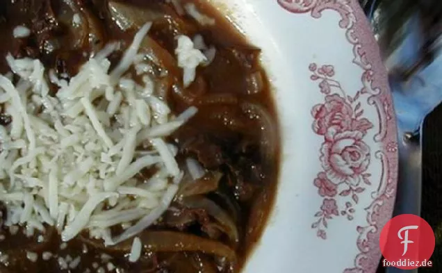 Reichhaltige Zwiebel-Rindfleischsuppe