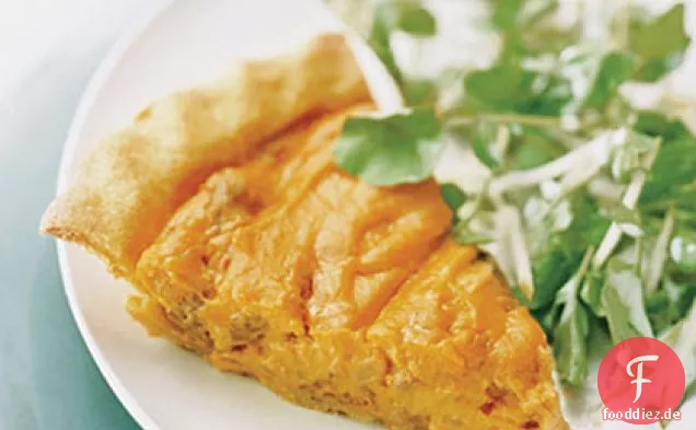 Andouille-Süßkartoffelkuchen mit würzigem Apfelsalat
