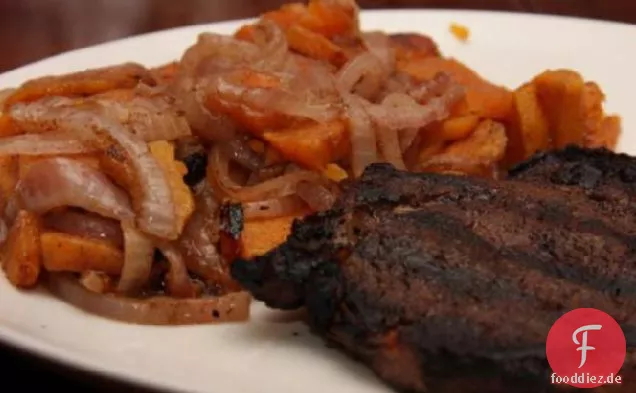 Marokkanisch geriebenes gegrilltes Steak und Süßkartoffeln