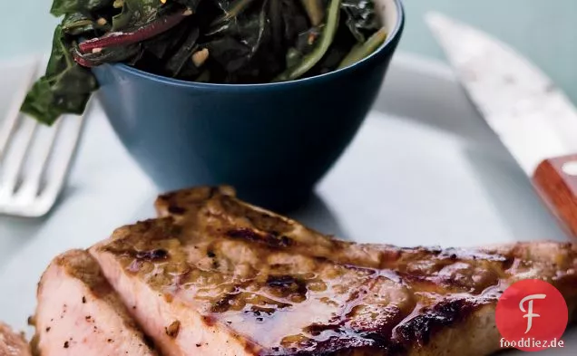 Gegrillte Schweinekoteletts mit Sardellen und Mangold