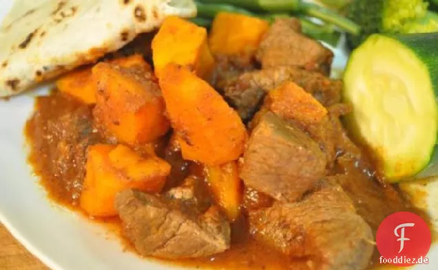 Langsam gekochtes asiatisches Rindfleisch mit Süßkartoffeln