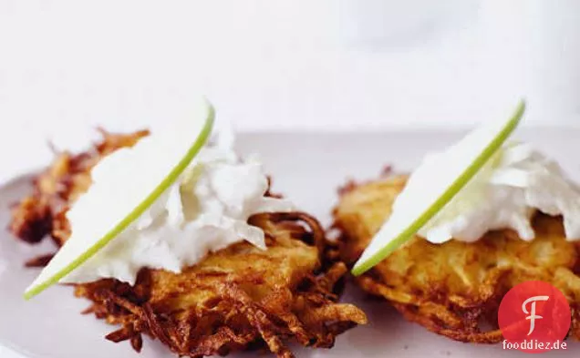 Selleriewurzel-Kartoffelpuffer mit grüner Apfel-Sauerrahm