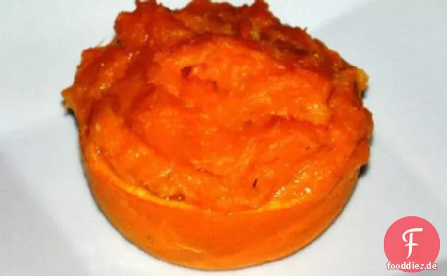 Yams in orangefarbenen Schalen