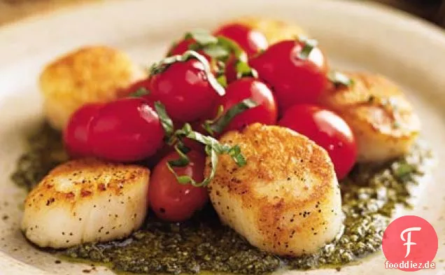 Gebratene Jakobsmuscheln mit Tomaten und Pesto