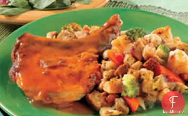 Gebackene Schweinekoteletts mit Garten Stuffing