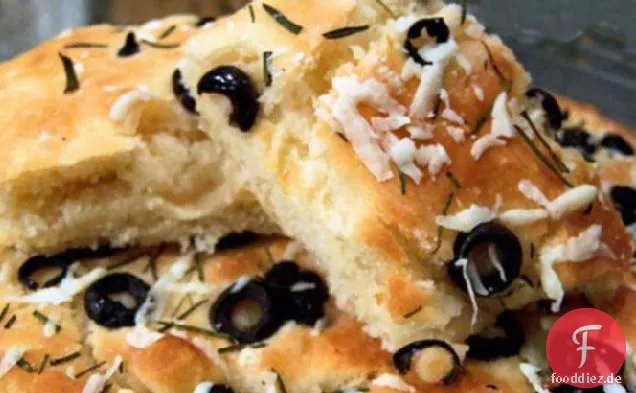 Focaccia Brot Herbed mit schwarzen Oliven & frischem Rosmarin