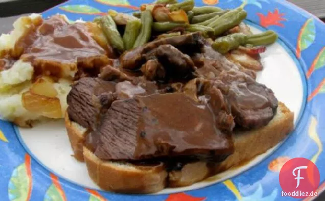 Altmodisches heißes Roastbeef-Sandwich mit offenem Gesicht