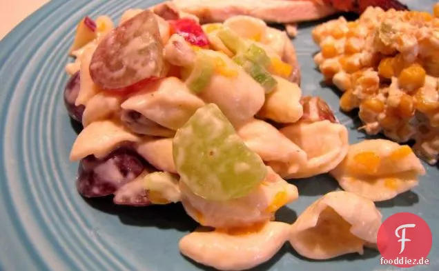 Nudeln und schwarzer Walnuss-Obstsalat