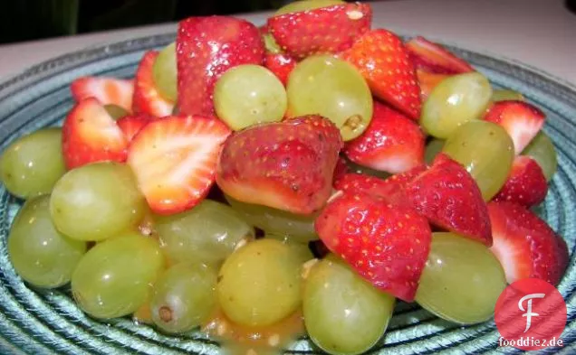 Erdbeer- und Traubensalat