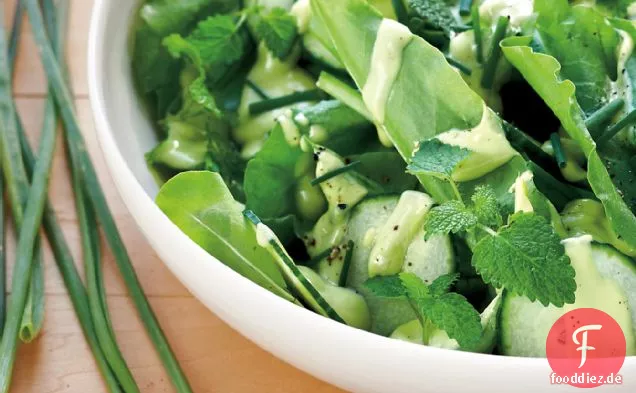 Herber grüner Salat mit Avocado-Dressing