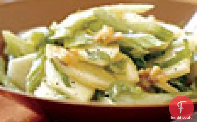 Grüner Apfel-Sellerie-Salat mit Walnüssen und Senfvinaigrette
