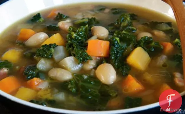 Herzhafte Cavolo Nero-, Borlotti-Bohnen- und geräucherte Specksuppe