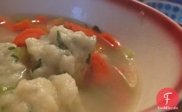 Hühnersuppe mit Kräuterknödelein Rezept in zwei Versionen
