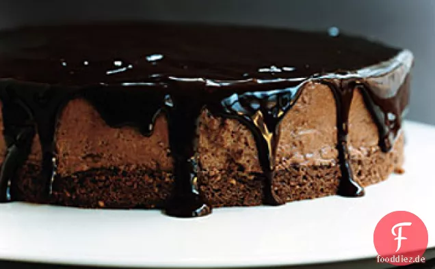 Schokoladen-glasierte Haselnuss-Mousse-Torte