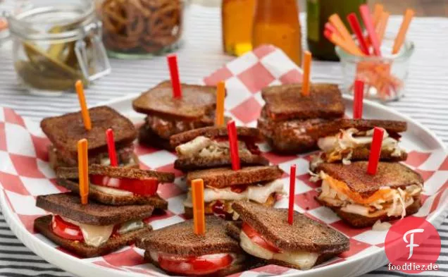Mini-Sandwich-Buffet: Mini Gegrillter Käse und Tomaten, Mini Rachaels und Mini Spicy Patty Melts