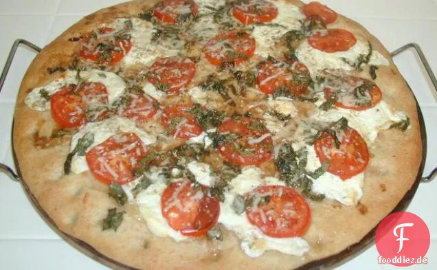 Frische Mozzarella-Basilikum-Pizza
