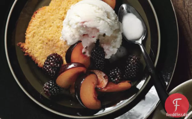 Orange Polenta Kuchen mit Vanille-Duft Pflaumen und Brombeeren und Buttermilcheis