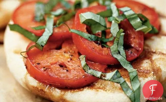 Gegrilltes Fladenbrot mit Tomaten und basilikum