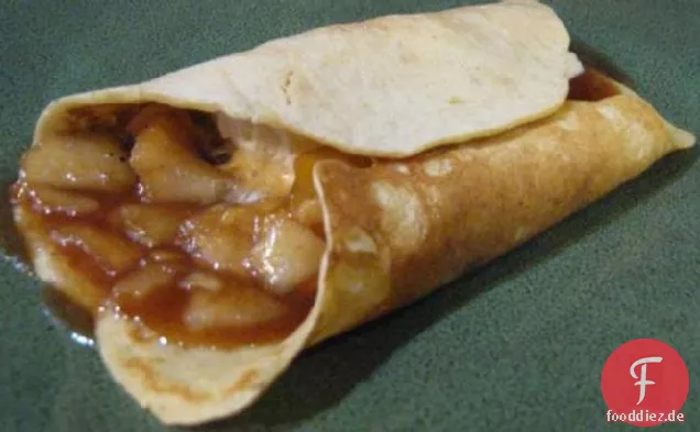 Mit Apfel und Honig gefüllte Crepes