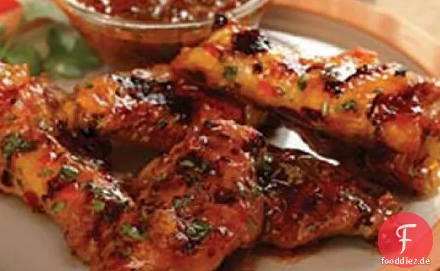 Gegrillte Hähnchenflügel mit süßem roten Chili und Pfirsichglasur