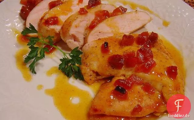 Aprikosenbrot mit Walnüssen und Pfirsichen in Vanillesauce