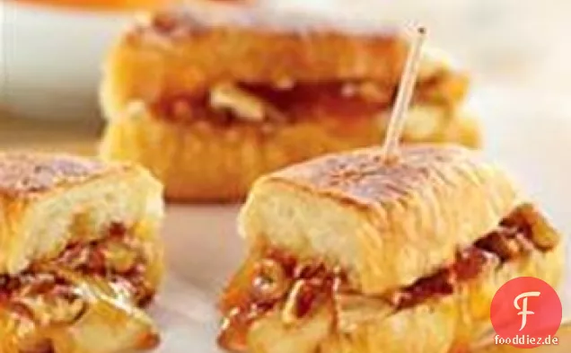 Geschmolzene Brie und Aprikose Petite Croissants