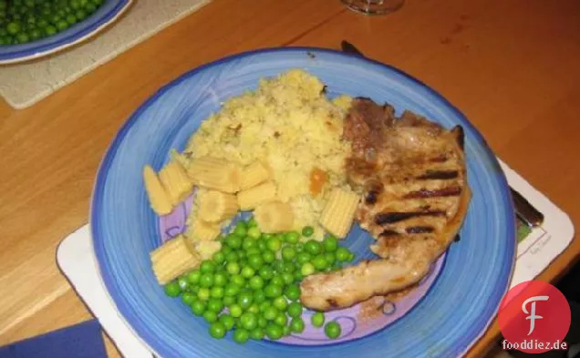 Marokkanisch-Gewürzte Schweinekoteletts und Fruchtiger Couscous
