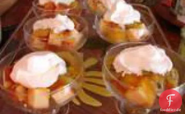 Pfund Kuchen mit tropischen Früchten und Rum-Aprikosensauce