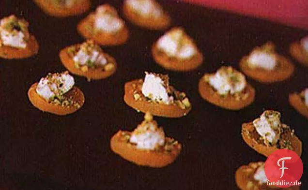 Getrocknete Aprikosen mit Ziegenkäse und Pistazien