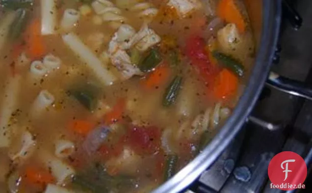 Herzhafte, hausgemachte Hühnernudelsuppe