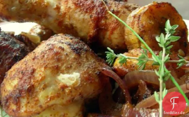 Brathähnchen mit Kochbananen und Zwiebeln