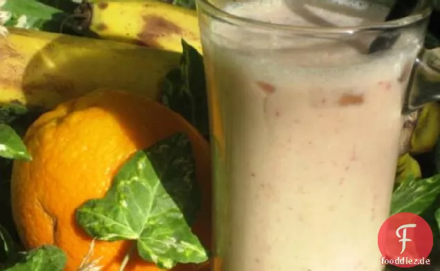 Gesunde Erdbeere, Orange, Banane, Sojamilch-Smoothie