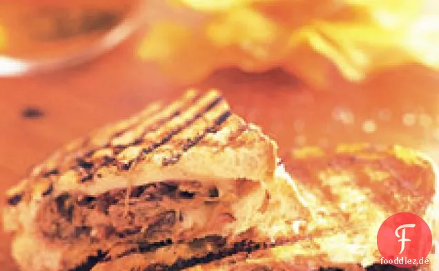 Gegrillter Käse mit gezogenen kurzen Rippen