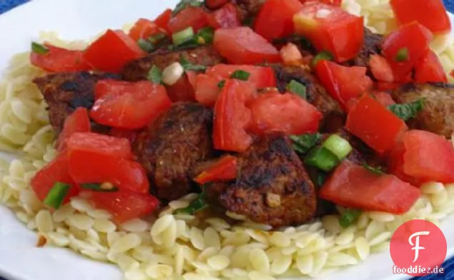 Gewürztes Rindfleisch Kabobs W / Tomaten Minze Salat