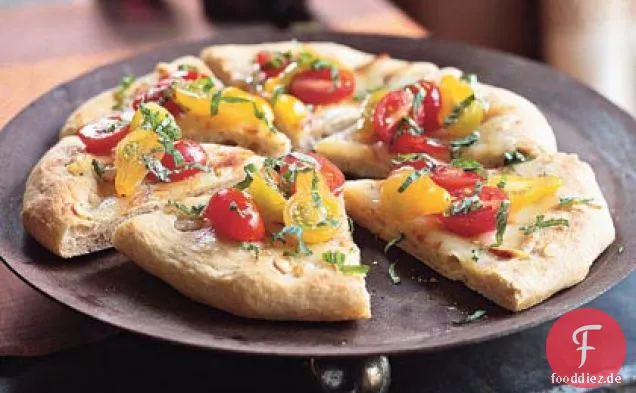 Knoblauchfladenbrot mit geräuchertem Mozzarella und Tomatenvinaigrette