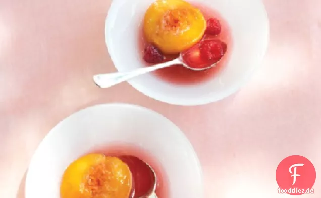 Pochierte Pfirsiche mit Himbeeren