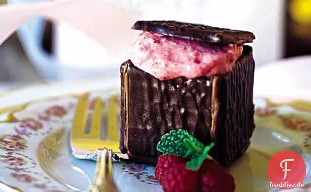 Schokoladenschachteln mit Himbeermousse