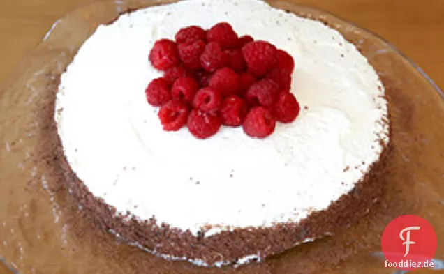 Schokoladen-Cassis-Kuchen mit Himbeeren Rezept