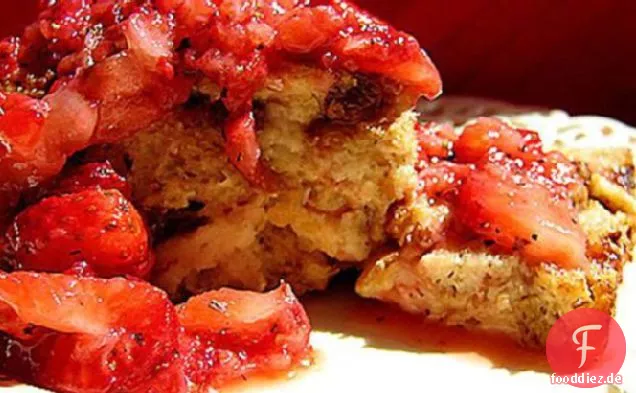 Brotpudding mit Himbeer-Erdbeer-Topping