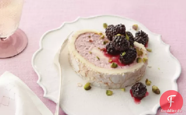 Blackberry-Cloud-Kuchen mit Pistazien