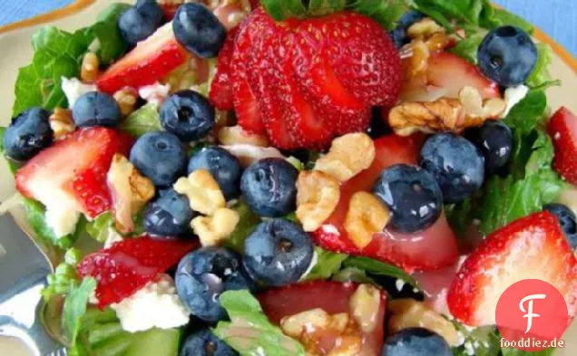 Roter, weißer und blauer (Beeren-) grüner Salat