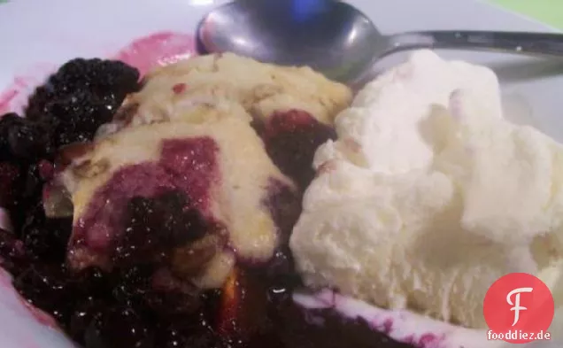 Beeren-Pfirsich-Schuster mit gezuckerten Mandeln