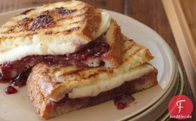 Mozzarella, Himbeere und brauner Zucker Panini