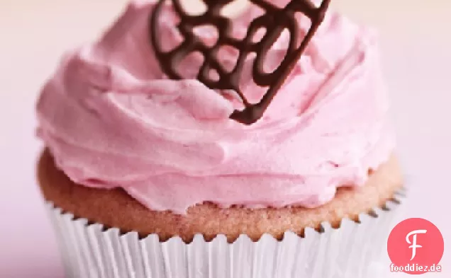 Himbeer-Cupcakes mit rosa Buttercreme und Spitzen-Schokoladenherzen
