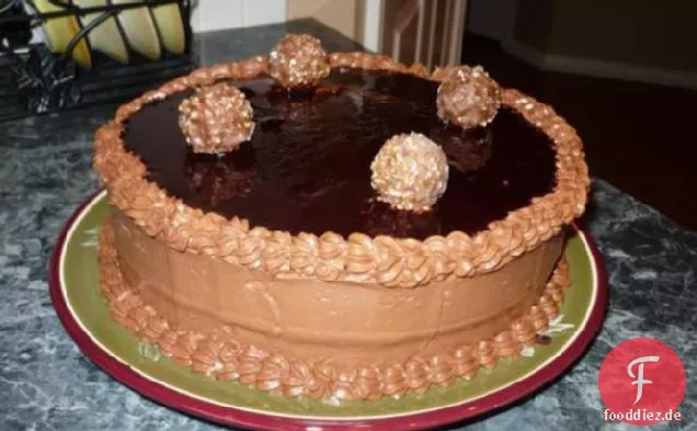 Schokoladenschichtkuchen mit Himbeercremefüllung