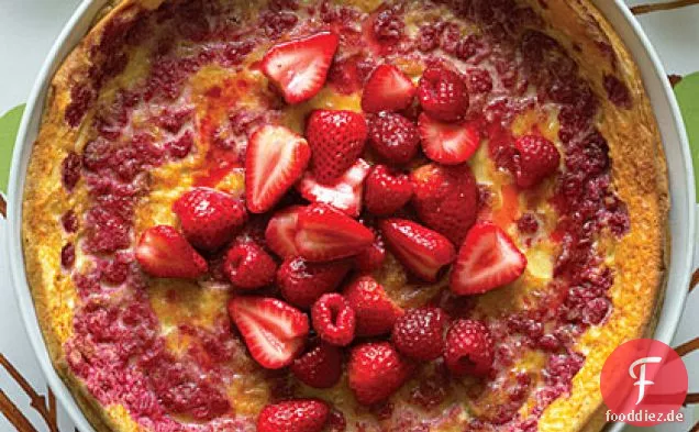 Custardy Ofen Pfannkuchen mit Gemischten Beeren