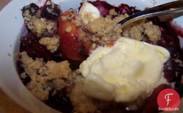 Gemeinsamer Grill Pfirsich, Blaubeere und Brombeere Cobbler