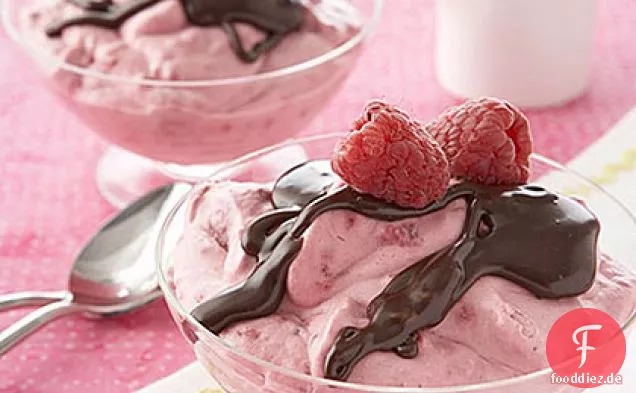 Himbeermousse mit schneller Schokoladensauce