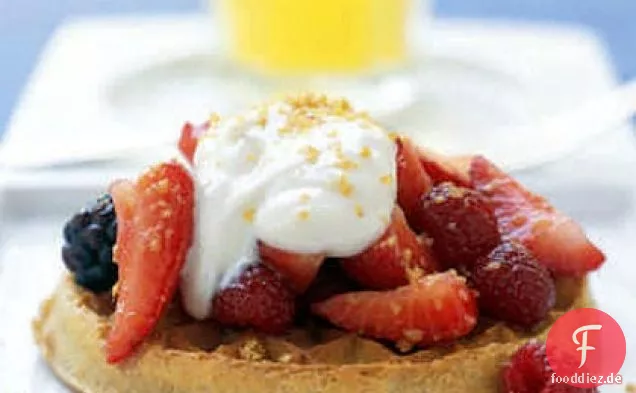 Honigjoghurt und gemischte Beeren mit Vollkornwaffeln